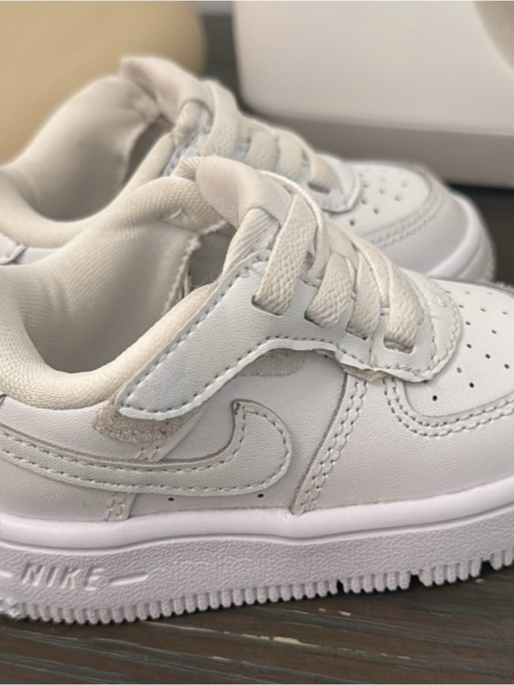 Nike baby White Low-Top Velcro & Lace Sneaker size 4! EUC